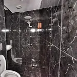 Lord's & Pub מלון 3*