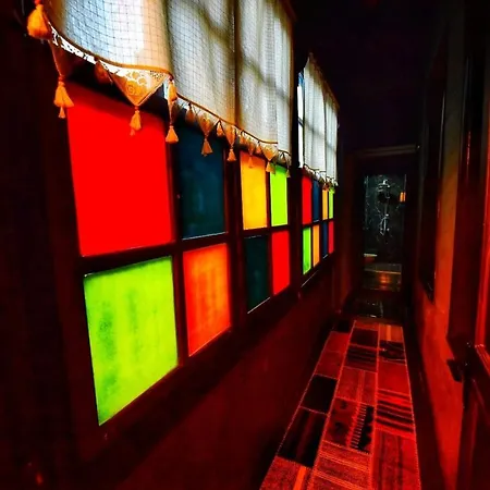 Lords & Pub Hostel *