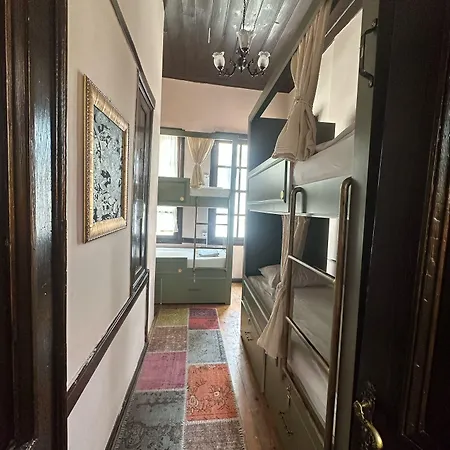 Lord's & Pub Hotel 3*
