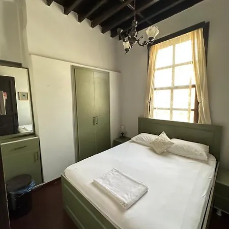 Lords & Pub Hostel Antalya