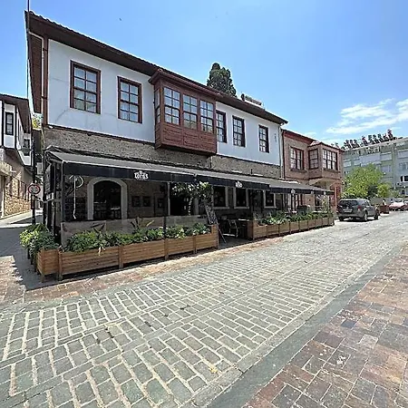 Lord's & Pub מלון